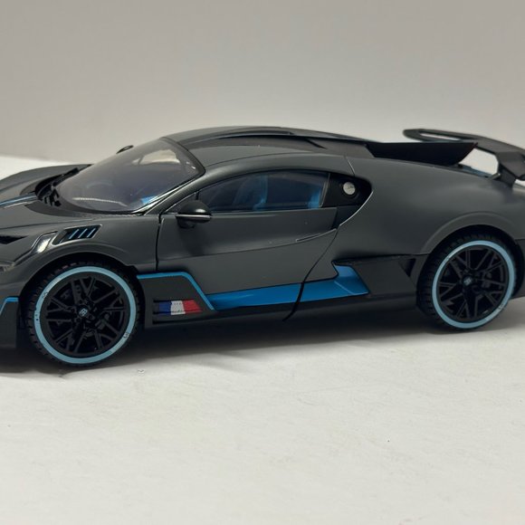 1:18 Bugatti Divo Metal Diecast With LED headlight & Taillight Gray - Picture 3 of 8